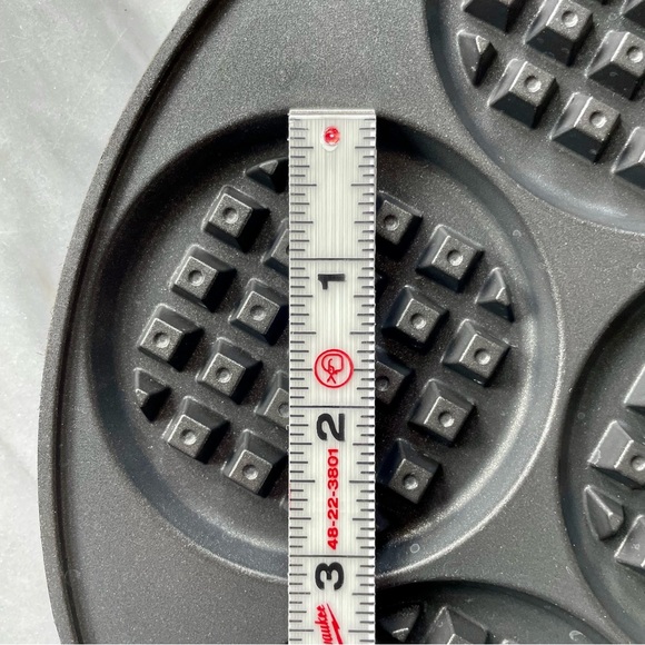 Nordic Ware•Silver Dollar Waffle Griddle w/ Handle•Make 7, 3”Waffles at Once!🧇 - Picture 14 of 15
